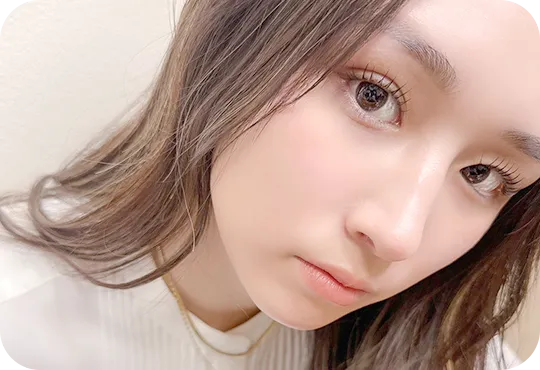 フラットラッシュで自然な濃さを出した目元